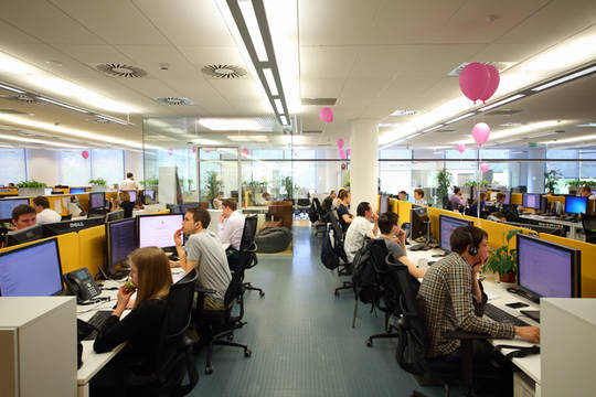 Journalisten bei der Arbeit vor Computer