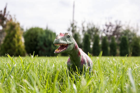 Dinosauerier auf einer Graswiese
