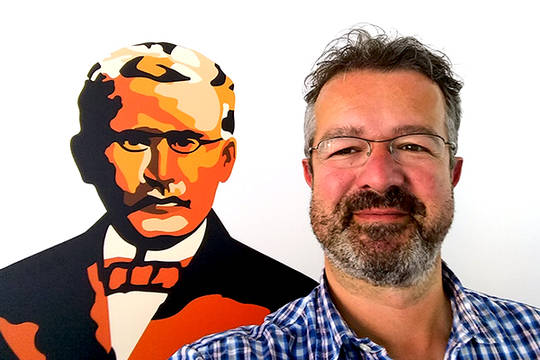 Manuel Andrack vor dem Konterfei von Raiffeisen