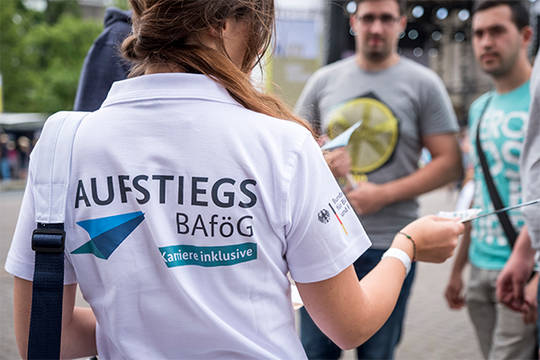T-Shirt mit Aufschrift "Aufstiegs-BAföG" auf dem Rücken