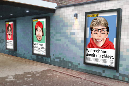 Plakate zur 21. Sozialerhebung in einem U-Bahnhof